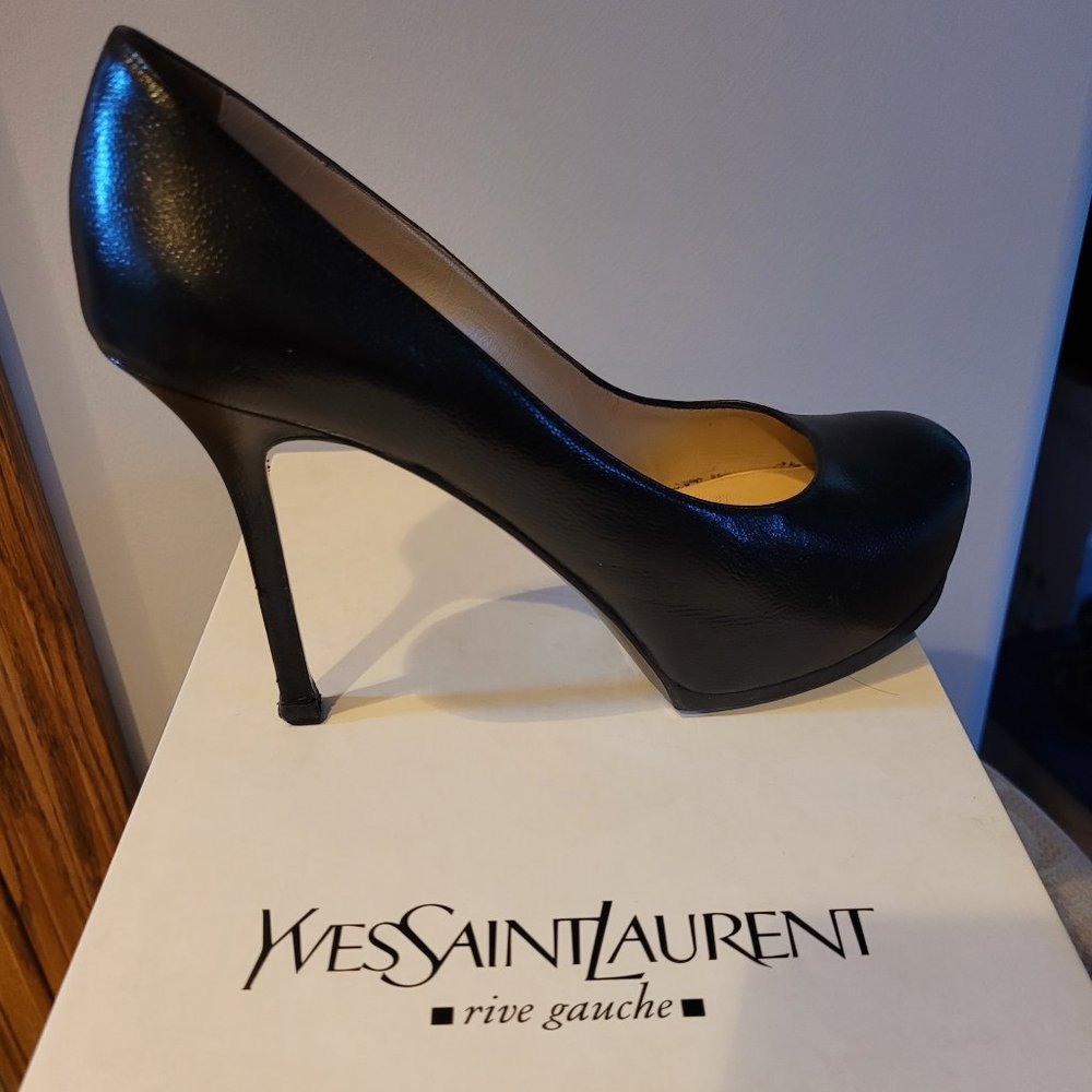 Yves Saint Laurent black pump  Textured Patent Pump